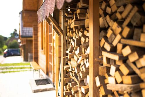 einem Stapel Holz an der Seite eines Gebäudes in der Unterkunft Komfortables Ferienhaus in Sankt Margarethen Im Lungau mit Eigener Sauna - b51867 in Sankt Margarethen im Lungau