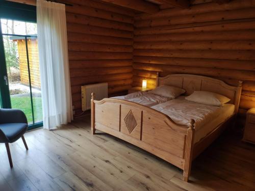 1 dormitorio con 1 cama en una habitación de madera en Blockbohlenhaus en Wackersdorf