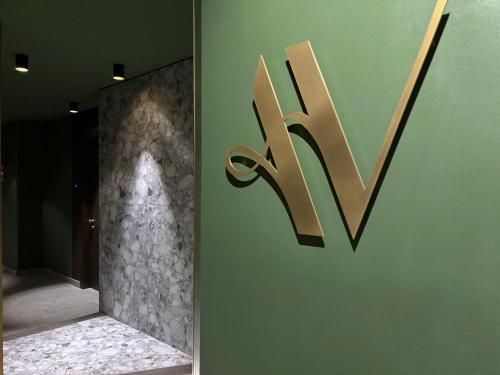un bagno con un cartello su una parete verde di AV Hotel Milano a Milano