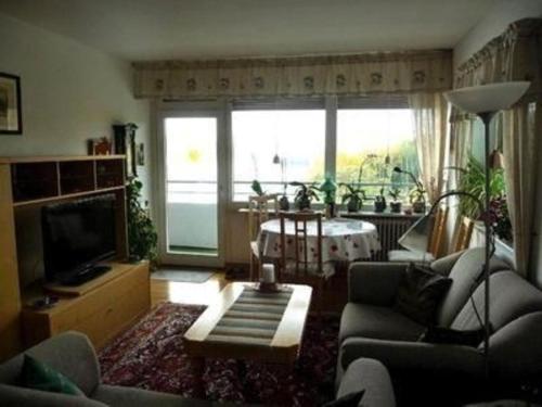 uma sala de estar com um sofá e uma mesa em Wohnung in Bad Malente-Gremsmühlen em Malente