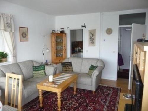uma sala de estar com um sofá e uma mesa de centro em Wohnung in Bad Malente-Gremsmühlen em Malente
