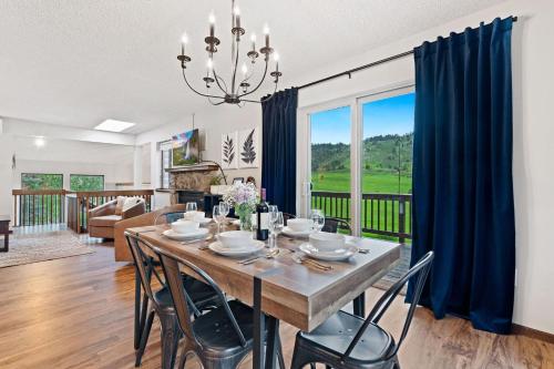 una sala da pranzo e un soggiorno con tavolo e sedie di The Horsetooth Stoop - Biking, Boating & Sunsets a Fort Collins