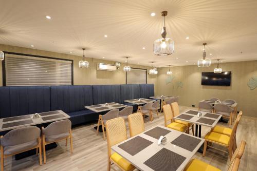 a restaurant dining room with tables and chairs at Aurum Keys By VYDA in Bengaluru