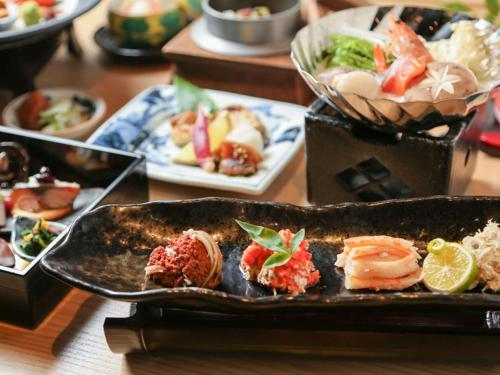 una mesa cubierta con platos de comida en una mesa en Taiheian - Vacation STAY 57423v en Sakai