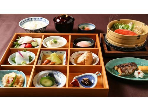 ein Tablett mit Speisen mit Schalen und Teller mit Lebensmitteln in der Unterkunft Taiheian - Vacation STAY 57423v in Sakai