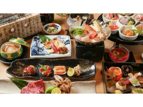 uma mesa com muitos pratos de comida em Taiheian - Vacation STAY 57439v em Sakai