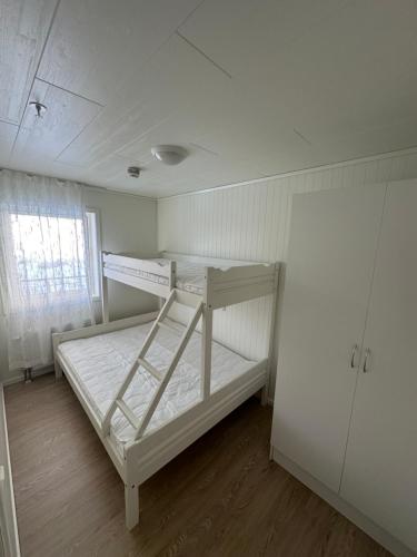 a bedroom with a bunk bed in a room at Longyearbyen Apartment in Longyearbyen