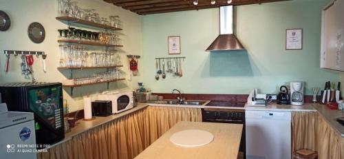 - une cuisine avec un comptoir et un four micro-ondes dans l'établissement Geräumiges Ferienhaus in Rittsteig mit Privatem Garten, à Neukirchen beim Heiligen Blut