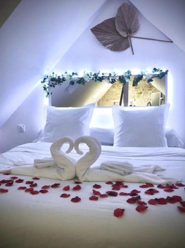 deux cygnes représentés en train de s'embrasser sur un lit de roses dans l'établissement L'étincelle, à Saint-Martin-des-Entrées