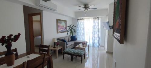 sala de estar con sofá y mesa en Boca del Mar Residence, Boca Chica en Boca Chica