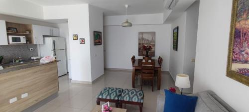 sala de estar con cocina y comedor en Boca del Mar Residence, Boca Chica en Boca Chica