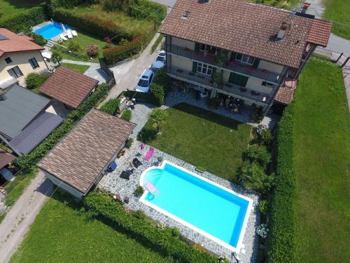 an overhead view of a house with a swimming pool at Großzügiges Ferienhaus mit hohem Komfort auf Gartengrundstück mit Pool fast direkt am See in Colico