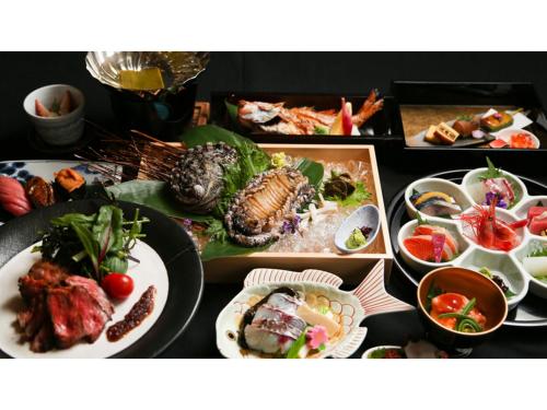 Taiheian - Vacation STAY 57310v في Sakai: طاولة عليها عدة أطباق من الطعام