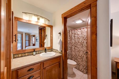 Vannituba majutusasutuses Upscale Condo with Balcony Less Than half Mi to Ski Resort