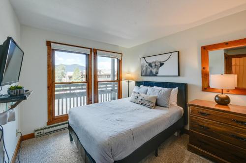 Voodi või voodid majutusasutuse Upscale Condo with Balcony Less Than half Mi to Ski Resort toas