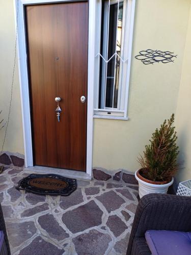 a wooden door in a living room with a window at Casa Gimaga in Pozzuoli