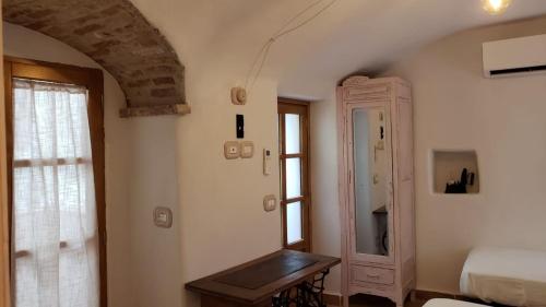 斯波托爾諾的住宿－A Burgâ du Muntin，一间卧室配有一张床、梳妆台和镜子