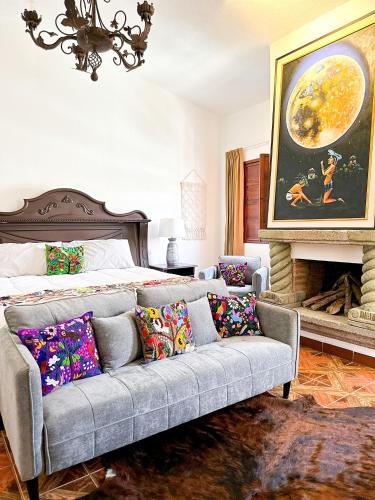 a living room with a couch and a bed at Casa Balam Bed & Breakfast Boutique in Ciudad Vieja