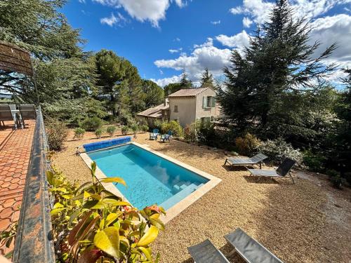 une piscine dans l'arrière-cour d'une maison dans l'établissement Maison avec piscine chauffée, centre village, à Saint-Saturnin-lès-Apt