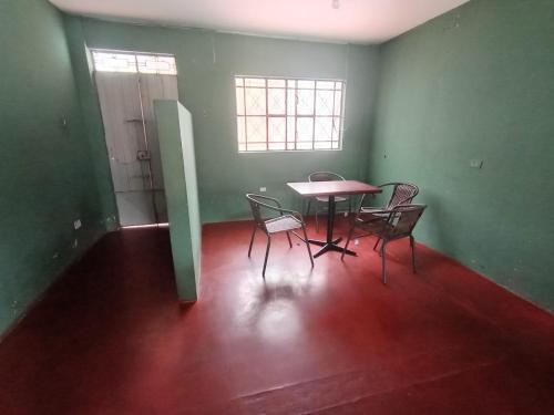 una habitación vacía con una mesa y sillas. en OCALA HOUSE 3.0 en Huánuco