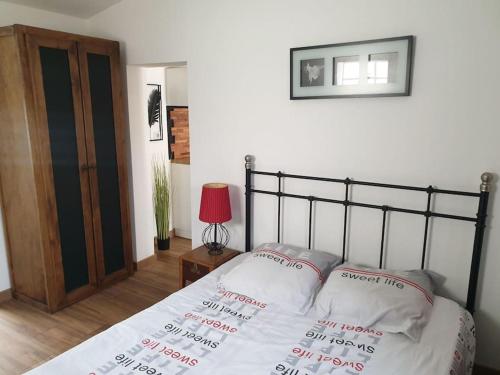 - une chambre dotée d'un lit avec un écrit rouge dans l'établissement L'appel de la forêt, à Quincy-sous-Sénart