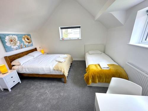 Katil atau katil-katil dalam bilik di Elegant 2-Bed in Central Headington-Modern New Built Retreat- Wi-Fi, Netflix, Top Location