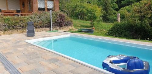 una piscina con en Ferienhaus Buchengrund mit eigenem beheizten Pool und Gegenstromanlage, en Sangerhausen