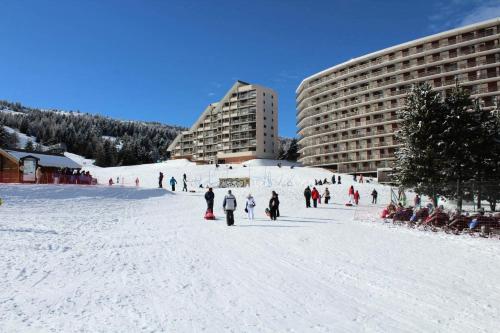 een groep mensen in de sneeuw voor een hotel bij Résidence Les Issarts - 2 Pièces pour 4 Personnes 761 in Le Dévoluy