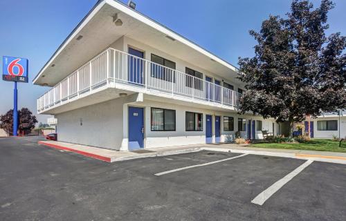 a large white building with a parking lot at Motel 6-Medford, OR in Medford