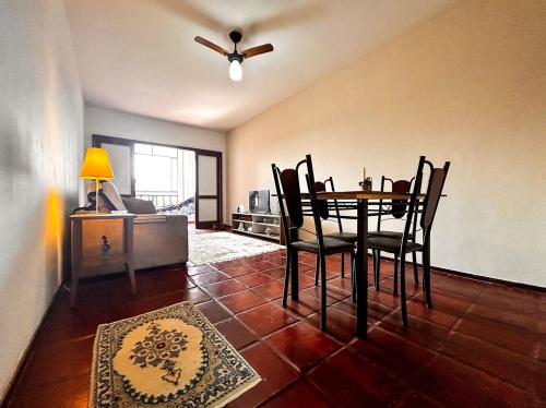 a dining room with a table and chairs in a room at Apto a 210m da Praia da Pontinha em Araruama RJ in Araruama
