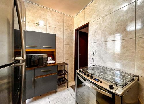 a kitchen with a stove top oven in a kitchen at Apto a 210m da Praia da Pontinha em Araruama RJ in Araruama