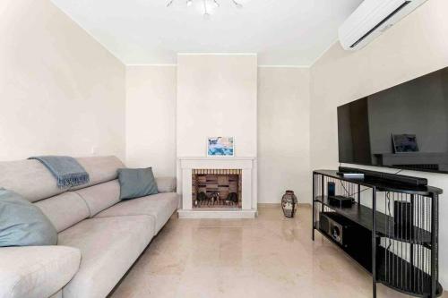 4 Bed detached villa close to golf & beach with shared pool.