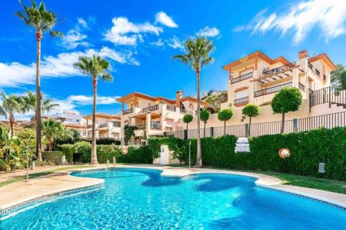 4 Bed detached villa close to golf & beach with shared pool.