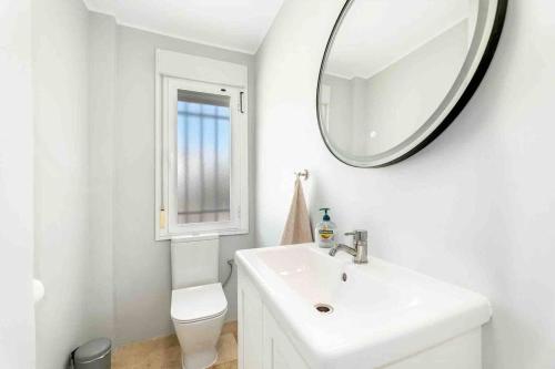 4 Bed detached villa close to golf & beach with shared pool.
