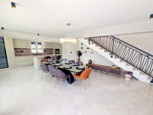 a dining room and kitchen with a table and chairs at Villa Lumino in Murter