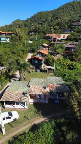 eine Luftansicht eines Hauses auf einem Hügel in der Unterkunft Canto Rei Cabanas Rosa Sul in Imbituba
