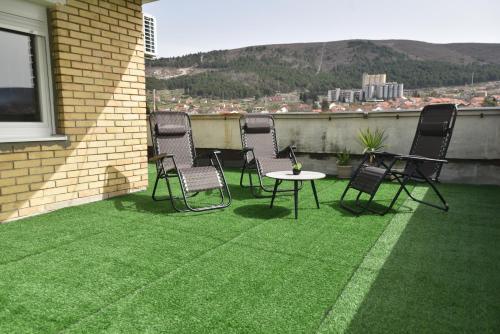 a group of chairs and a table on a balcony at Sobe Zimmer Rooms 2 in Bileća