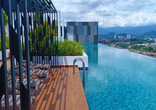 - une piscine sur le toit d'un immeuble avec des chaises dans l'établissement Ipoh Horizon Skypool Town Suites 4-11pax by IWH Suites, à Ipoh