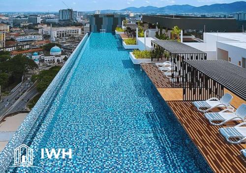 怡保的住宿－Ipoh Horizon Skypool Town Suites 4-11pax by IWH Suites，大楼顶部的大型游泳池