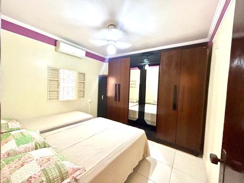 a bedroom with a bed and a dresser in it at Casa em Limeira à 1,7km da Unicamp in Limeira