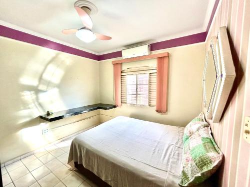 um quarto com uma cama e uma janela em Casa em Limeira à 1,7km da Unicamp em Limeira