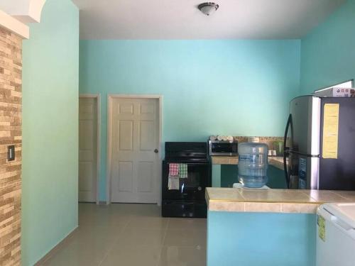 a kitchen with a counter top and a refrigerator at Tu mejor opción in Juticalpa