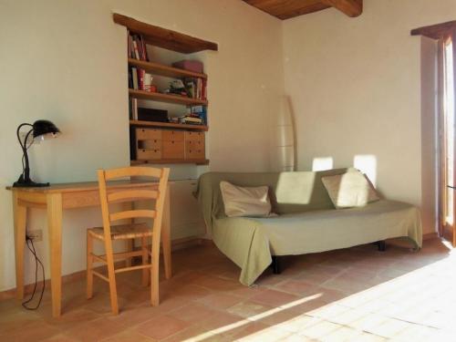 uma sala de estar com um sofá, uma mesa e uma cadeira em Schönes Appartement in Tortorella mit Terrasse und Garten em Tortorella