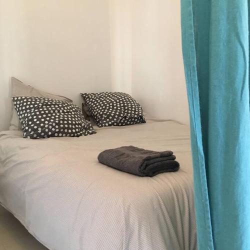 - un lit avec une couverture et des oreillers dans l'établissement Au cœur d'Uzès la Terrasse d’Austerlitz, à Uzès