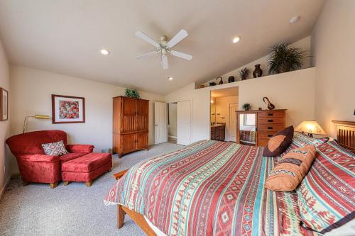 sypialnia z dużym łóżkiem i czerwonym krzesłem w obiekcie Rim Village L3 w mieście Moab