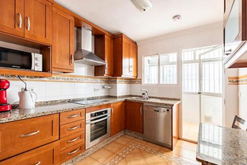 Amplio piso con 4 habitaciones para disfrutar de Málaga con parking gratuito