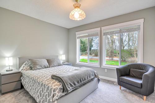 Fully Remodeled Hillsboro Home with Home Theater!にあるベッド