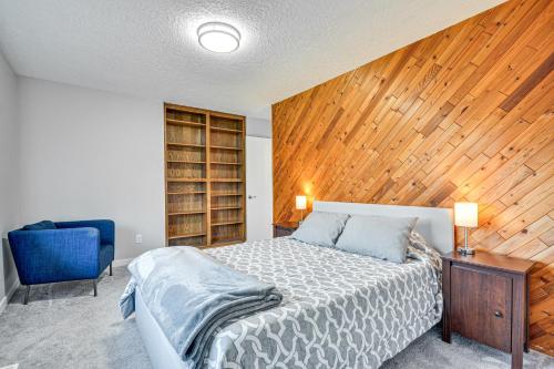 ヒルズボロにあるFully Remodeled Hillsboro Home with Home Theater!のベッドと木の壁がある寝室