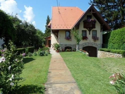 Fotografia z galérie ubytovania Komfortables Appartement mit privatem Pool v destinácii Balatonföldvár