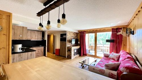 un salon avec un canapé et une table dans l'établissement Résidence Dame Blanche - DBAC32 - APPT DUPLEX DANS CHALET - 4 CHAMBRES 10 PERSONNES - Secteur 1800 MAE-7734, à Narreyroux